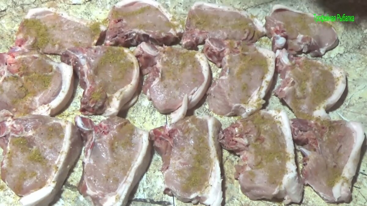 Приправа для шашлыка вперемешку с солью.