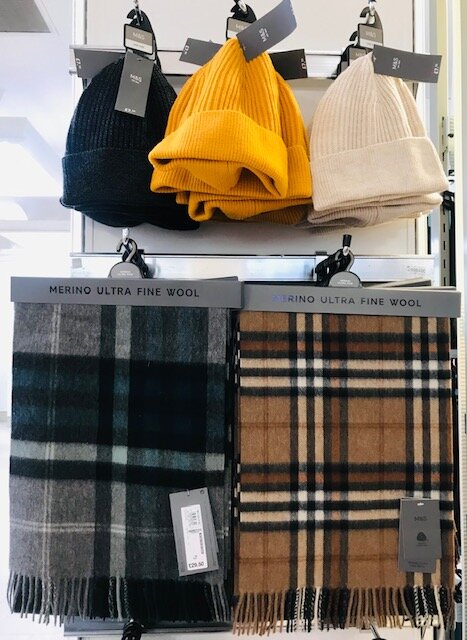 Мои любимые шерстяные шарфы в шотландскую клетку. Они продаются в мужском отделе, но это не значит, что их не могут носить женщины. Чистая шерсть! Фотография из личного архива.