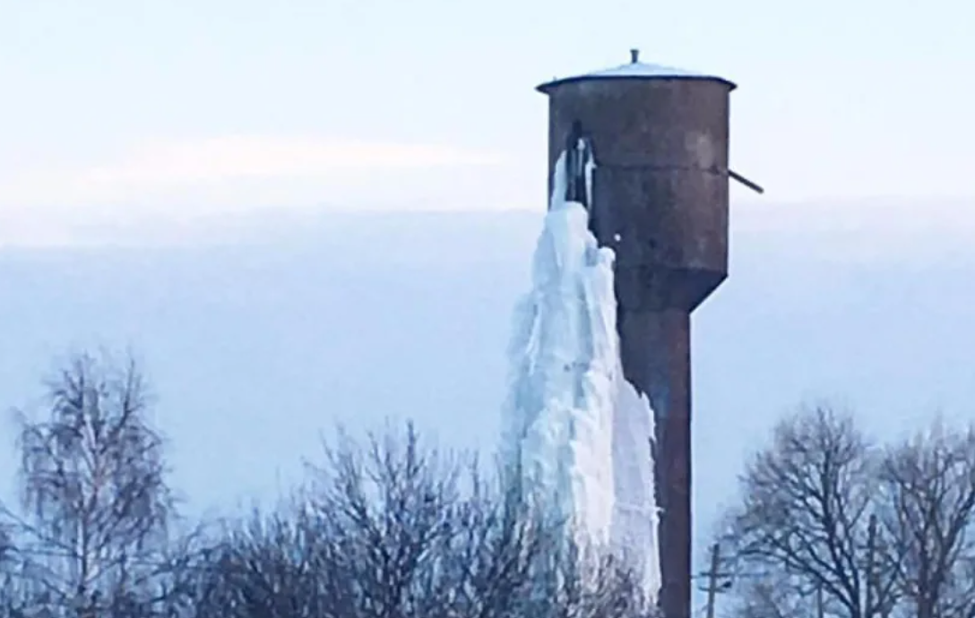 Лопнула водонапорная башня