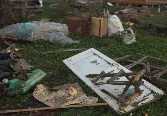 вот так выглядел наш участок в первый месяц работы на нём. Нет места помидорам!