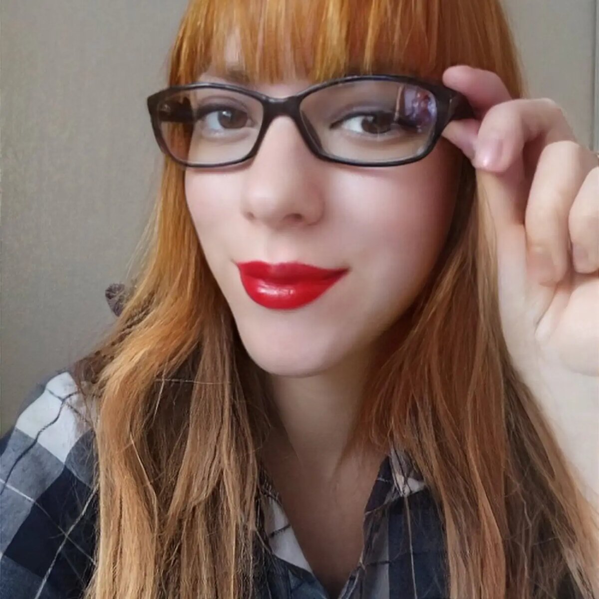 Чтобы избежать неуправляемых откатов, очень важно сказать своему внутреннему "Капризуле": " Стоп!" и честно ответить себе на вопрос: "Мне действительно нужна эта булочка/печенька/порция суши?" Отложить вкусную "жировую бомбочку" и разобраться, что именно тревожит и как это можно решить без еды. 