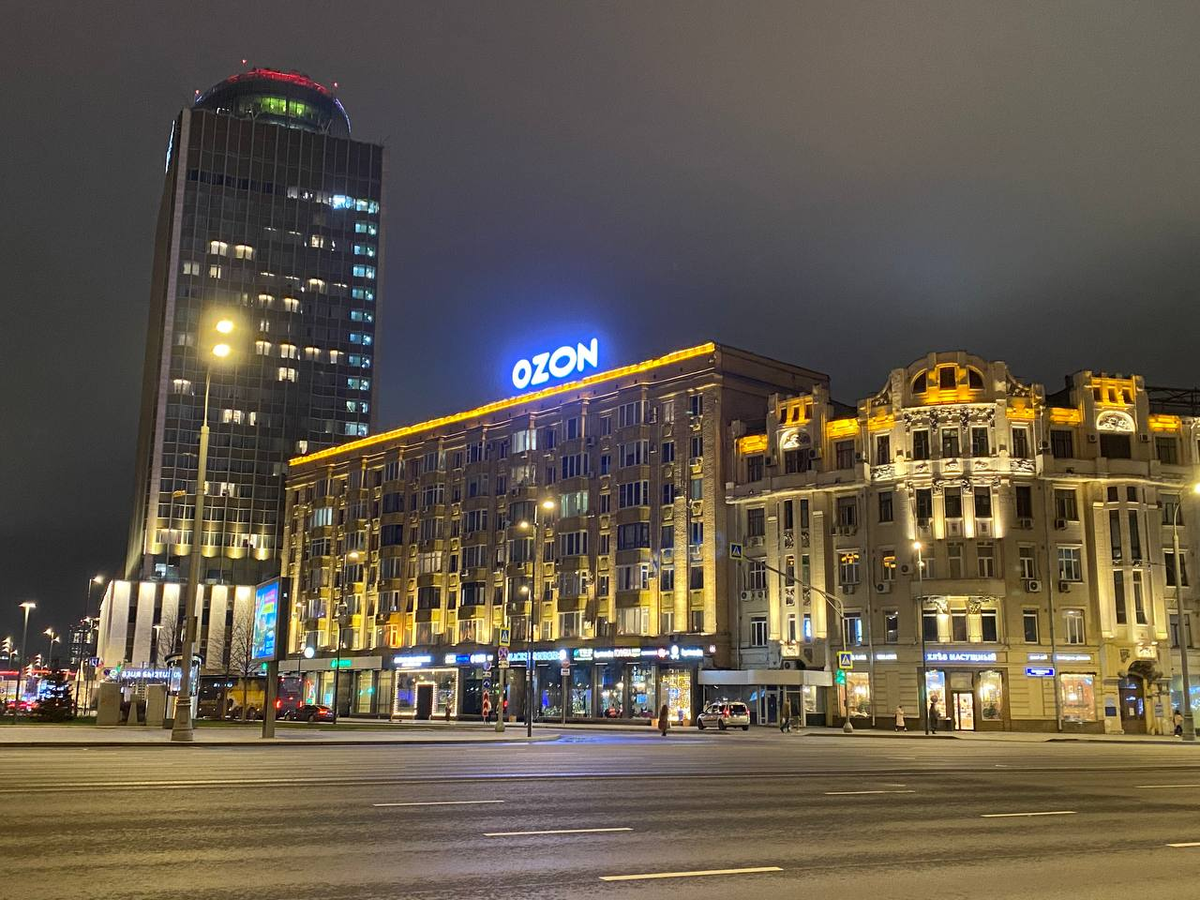 Вид на то же здание от МИД. 