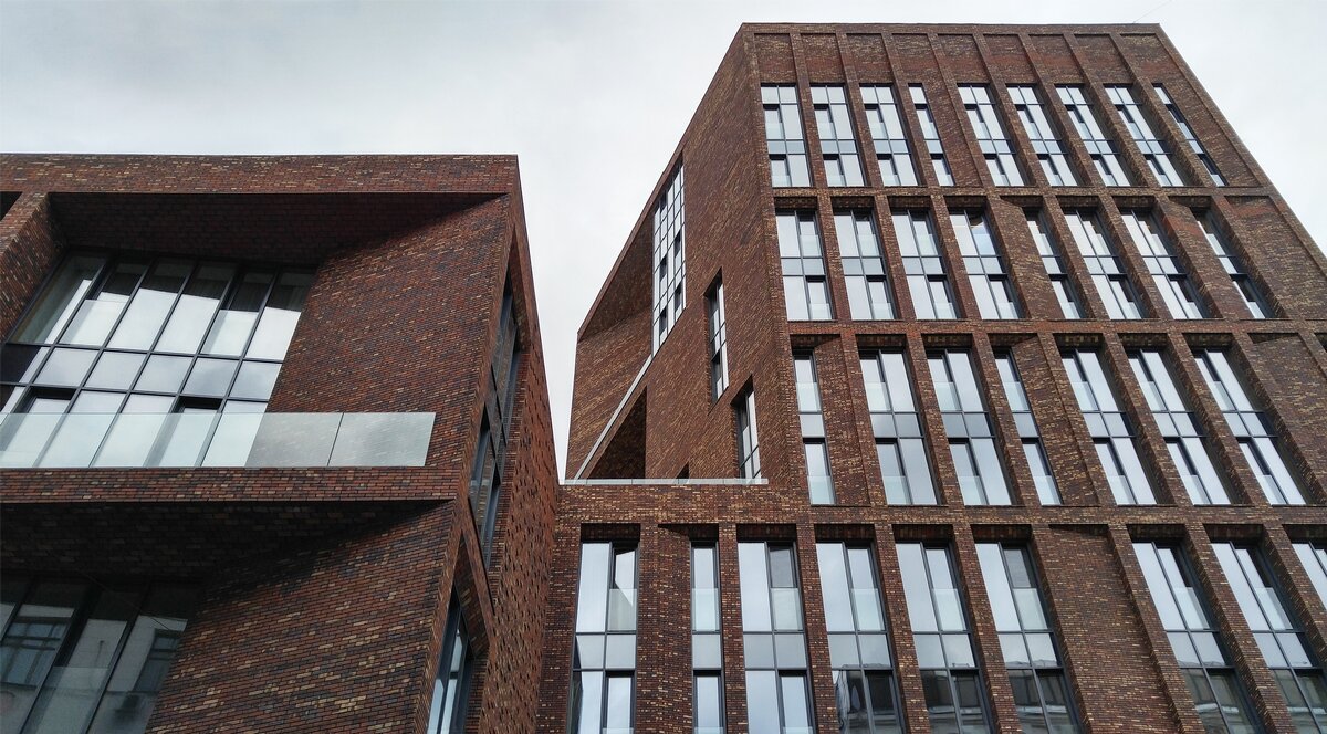 Дом на Бурденко (Скуратов Хаус). Клубный дом на 33 квартиры с оригинальной архитектурой от выдающегося российского архитектора Сергея Скуратова. Год постройки - 2012