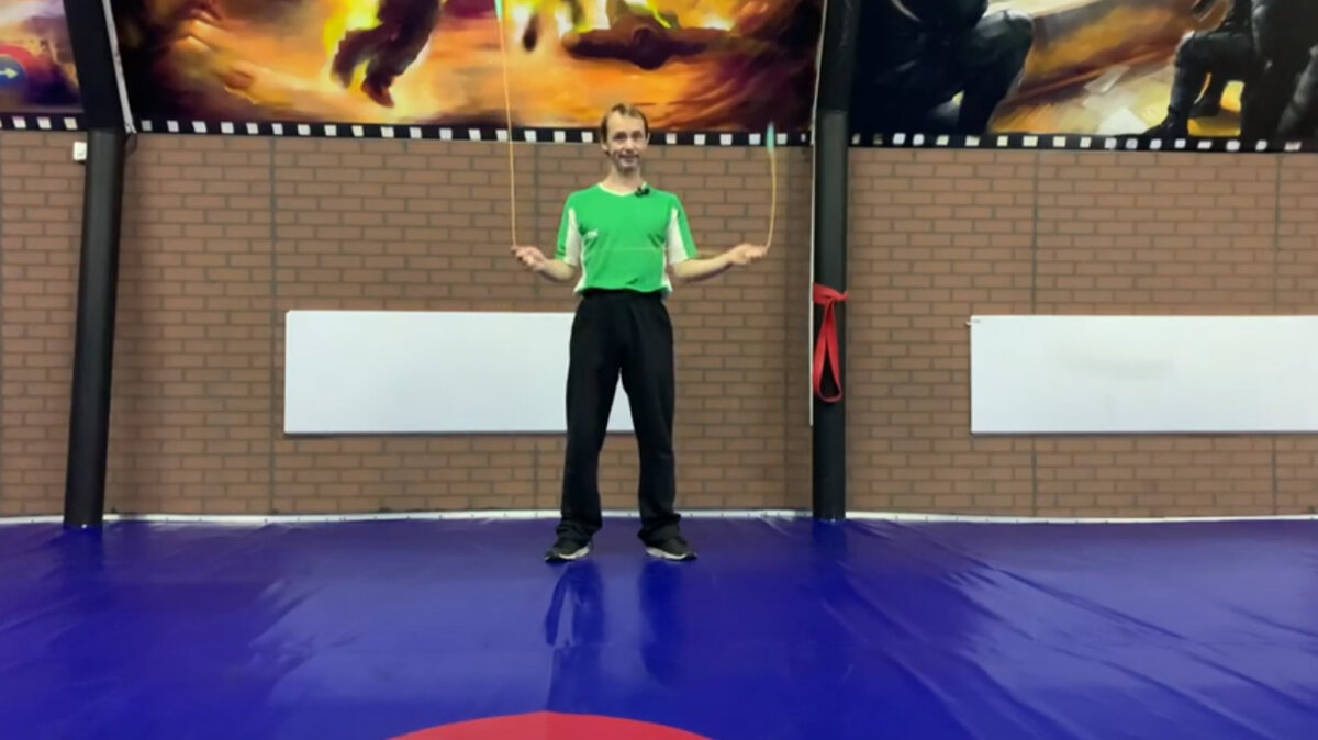 Вот так можно крутить свободные концы скакалки.