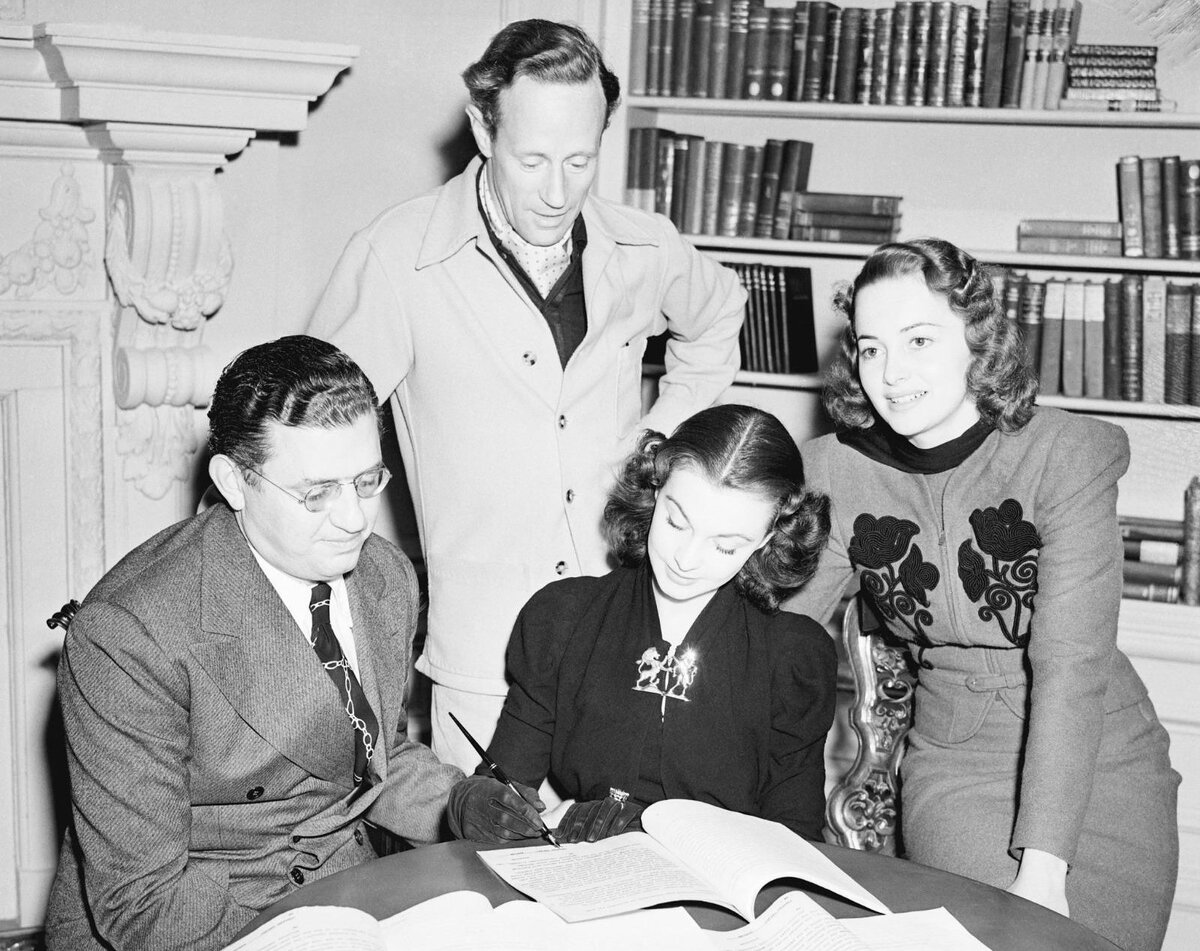 Вивьен Ли подписывает контракт на роль в фильме "Унесенные ветром"