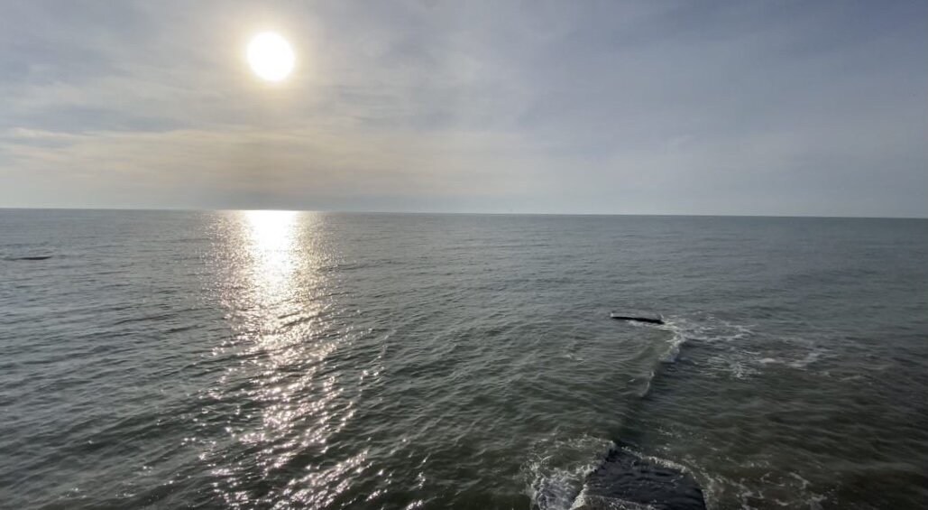 Тусклое солнце. Почти ясное небо. Гладь моря. Легкая рябь.