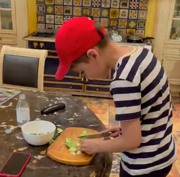  Гарри готовит салат