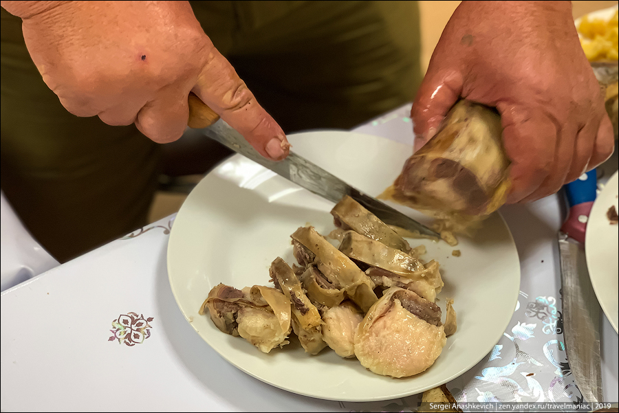 Казахский деликатес: конская прямая кишка с жиром1