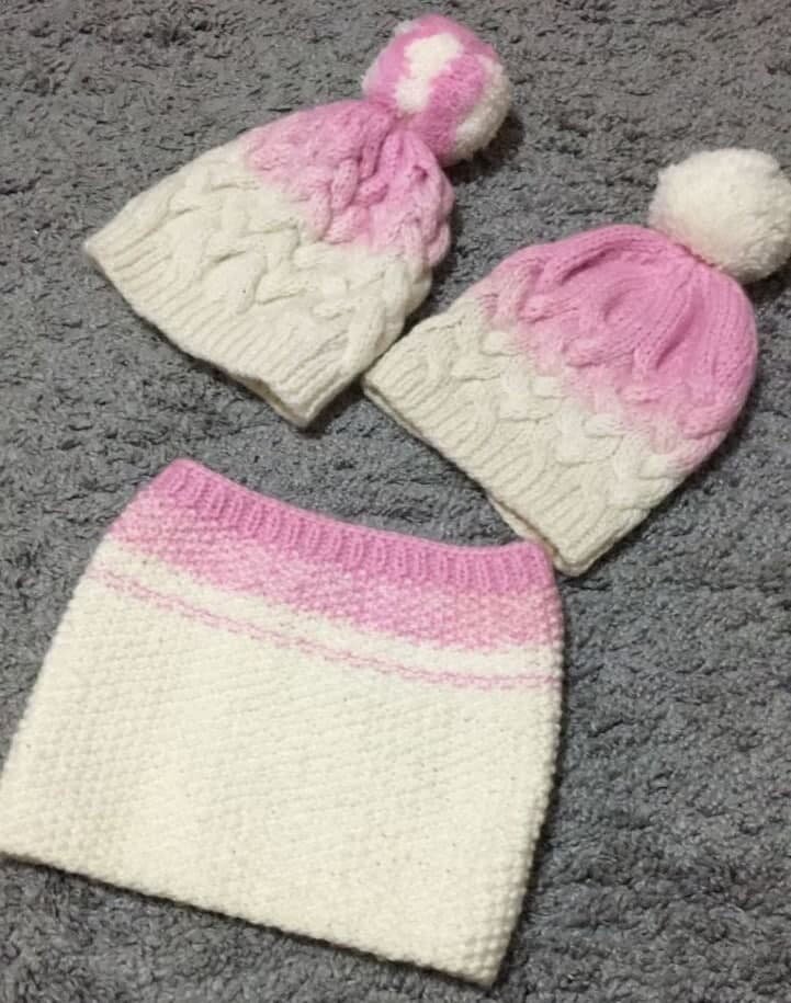 2 шапки: с разными по цвету помпонами, и снуд