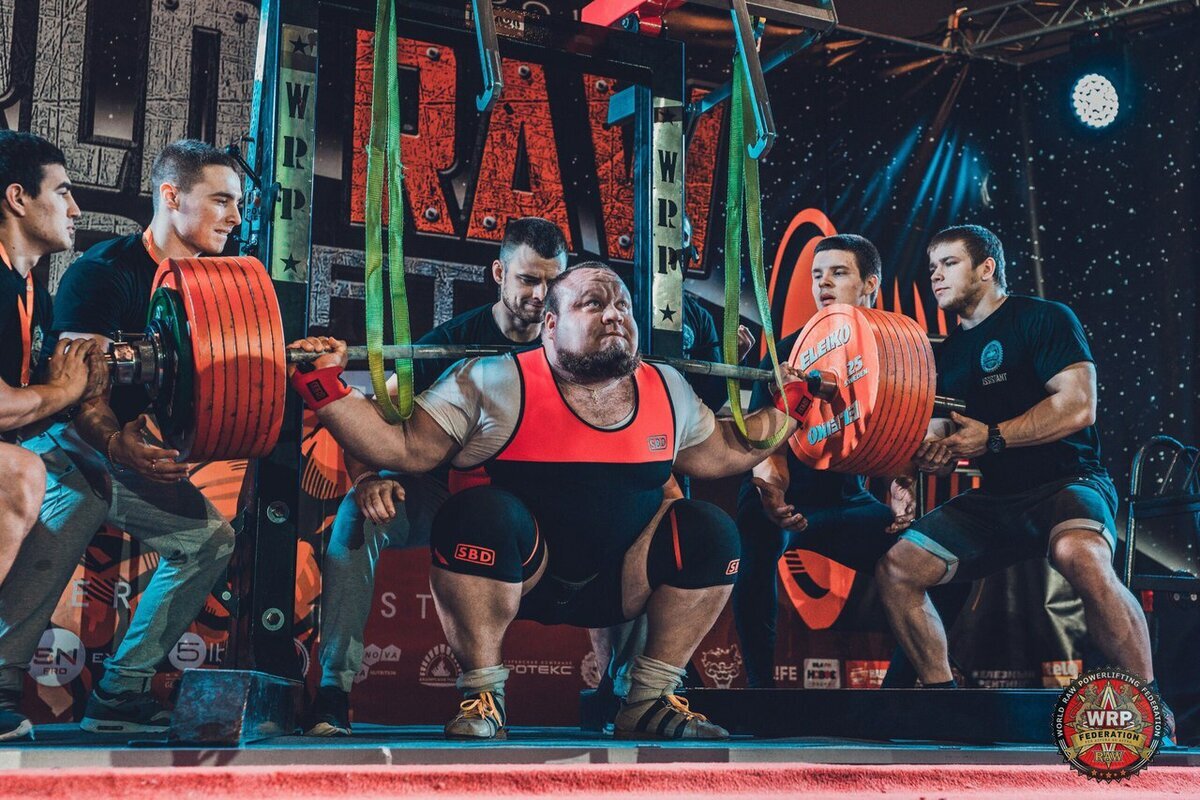 Иван Подрез приседает на соревнованиях