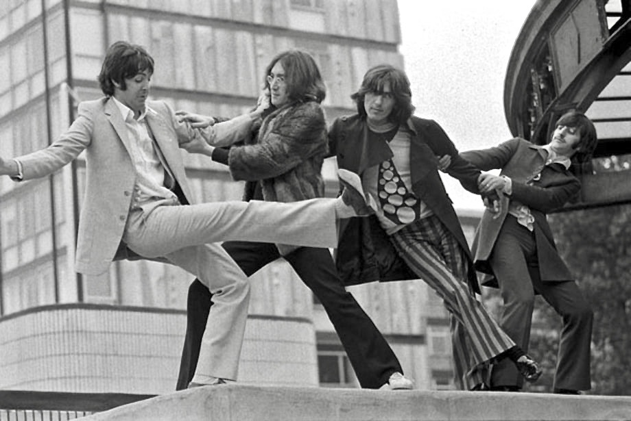 Битлз кам. Группа the Beatles 1968. Группа the Beatles 60х. Битлз в клешах. Битлз 1968 фотосессия