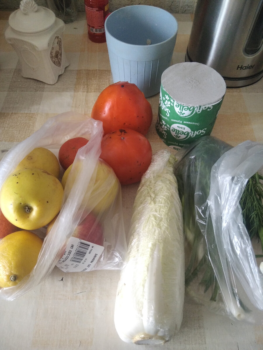 Купила фрукты за 60 р(яблоки ,лимон ,пару мандаринов,две хурмы,) ещё пекинку,зелень для окрошки за 45р 