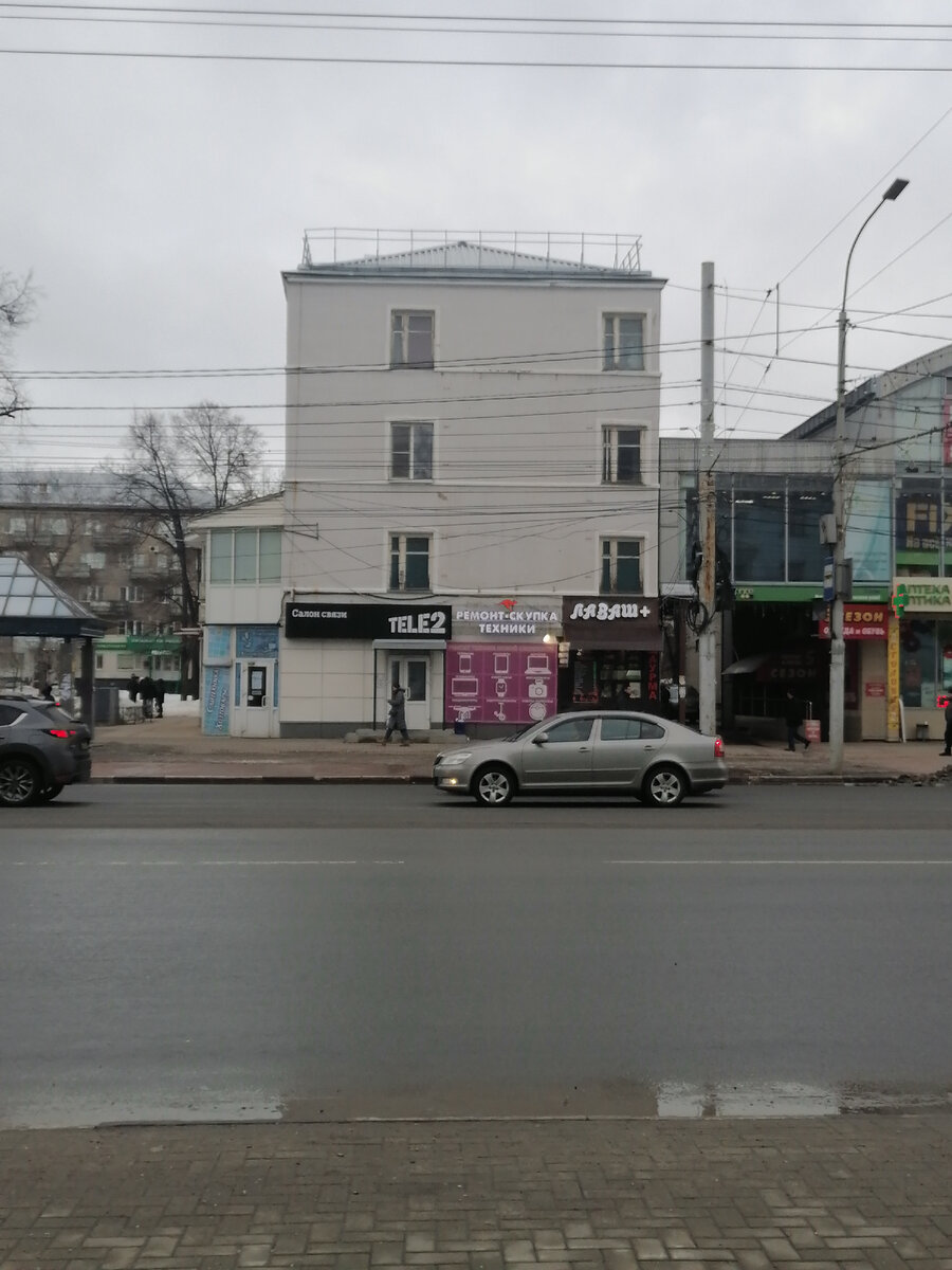 Ухтомские дома (Ухтомки) расположены напротив остановки Дом художника на Первомайском проспекте д. 32, 34, 40.