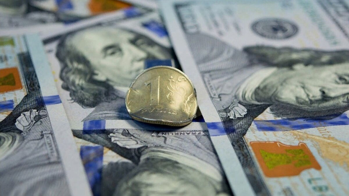 Сегодня стало более чем очевидно, что в погоне за чужой валютой мы всё это время ослабляли свой собственный рубль и, как следствие, собственную экономику.