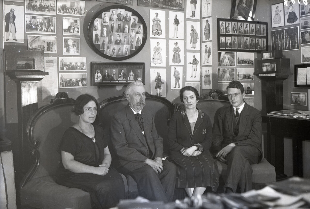 Музей МХАТ. Группа музейных работников Е. С. Кречетова, Н. Д. Телешов, Е. П. Асланова, Н. А. Проскуряков. 1925 г.