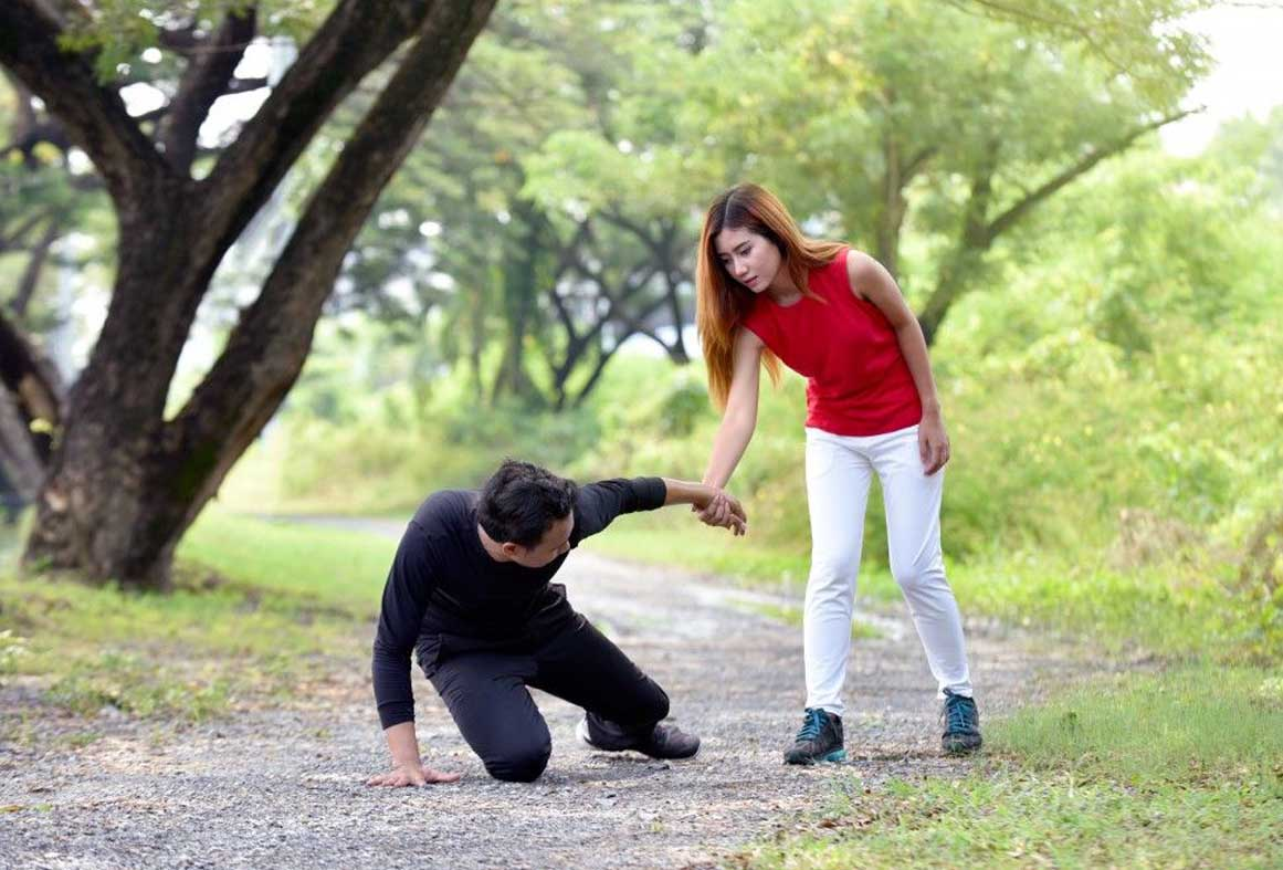 Парень помогает девушке встать. Парень помогает девушке подняться. Каток сток. Парень помогает девушке. Туризм с протянутой рукой.