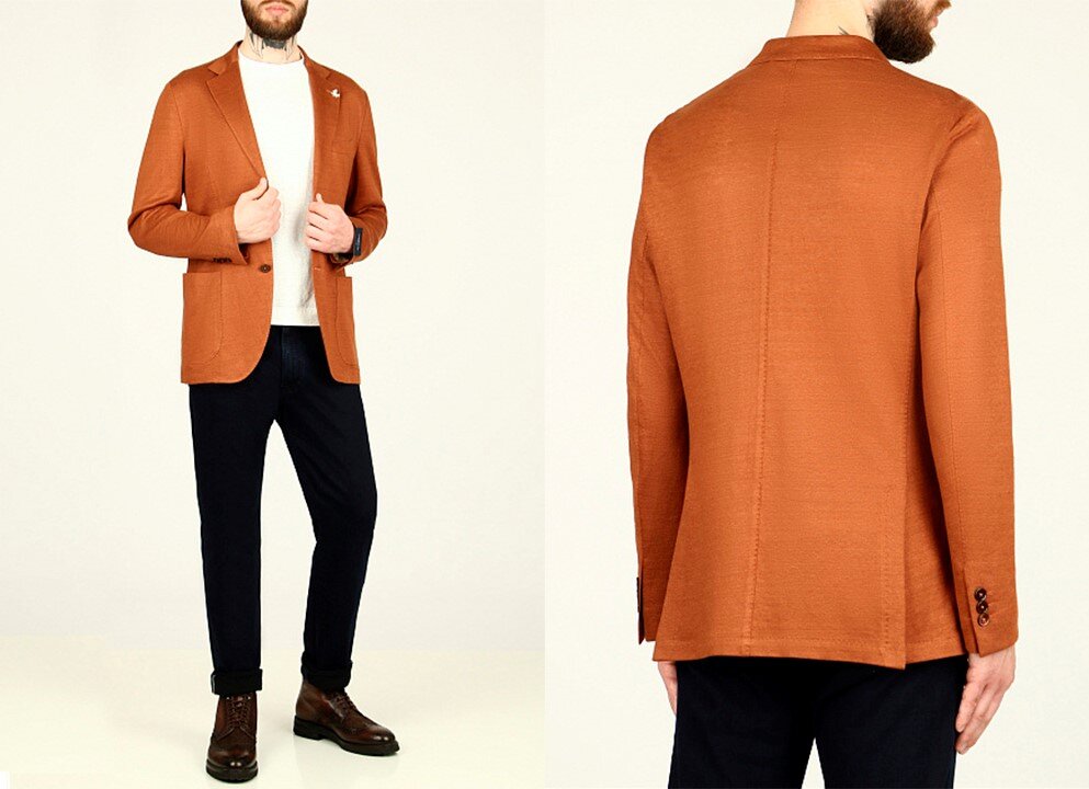 Образ для мужчин, которые любят классику и следят за трендами. Однобортный пиджак изо льна Tombolini — 128 900 рублей, футболка из смесового льна Fedeli — 23 900 рублей, джинсы прямого кроя Cortigiani — 43 900 рублей, ботинки W. Gibbs — 60 900 рублей