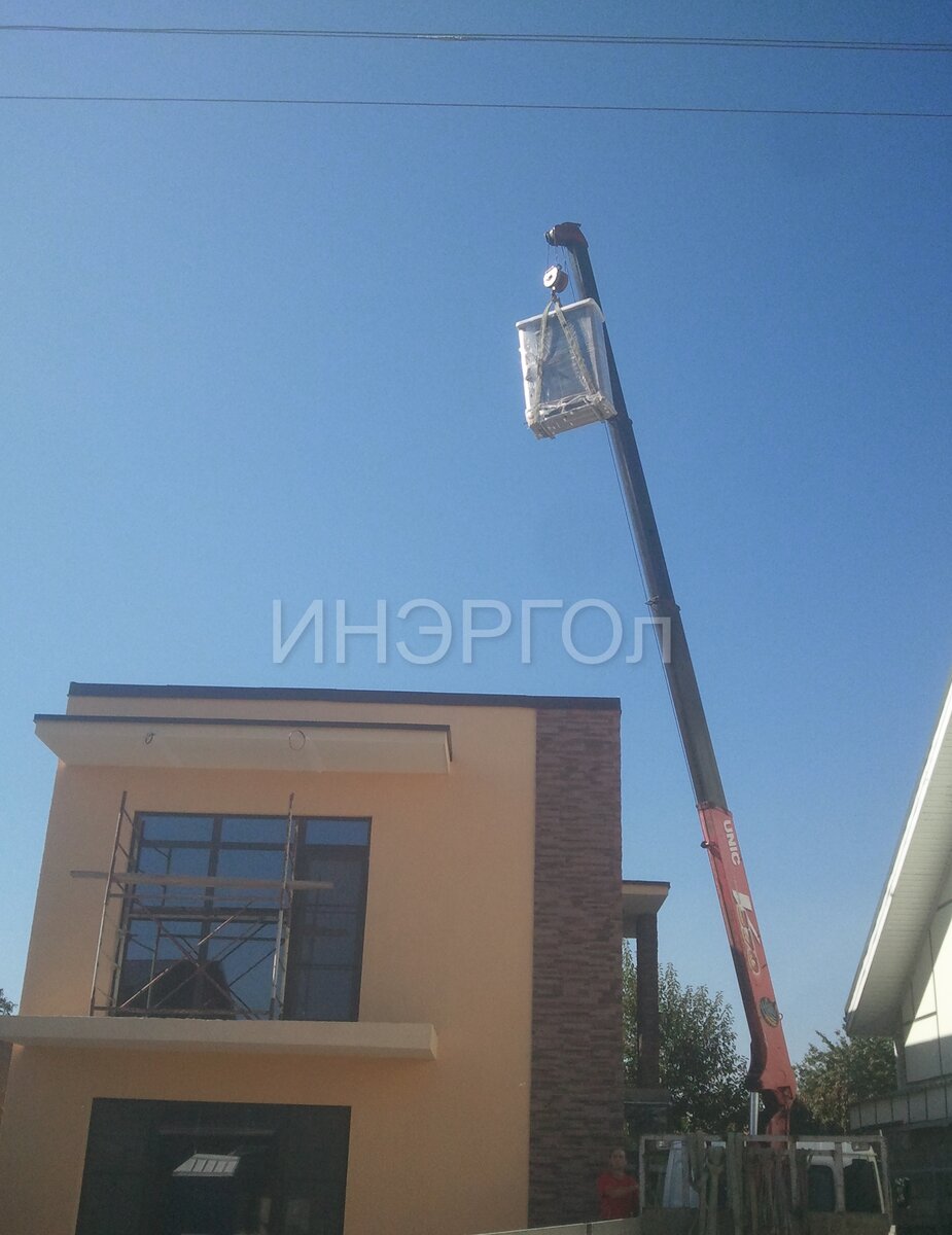 Подъем чиллера на крышу дома.