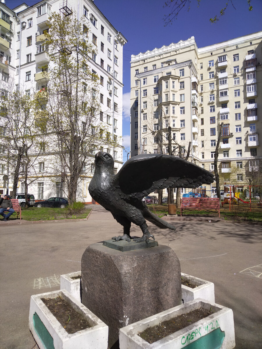 Памятник Соколу во дворе Микрорайона "На Щербинке"