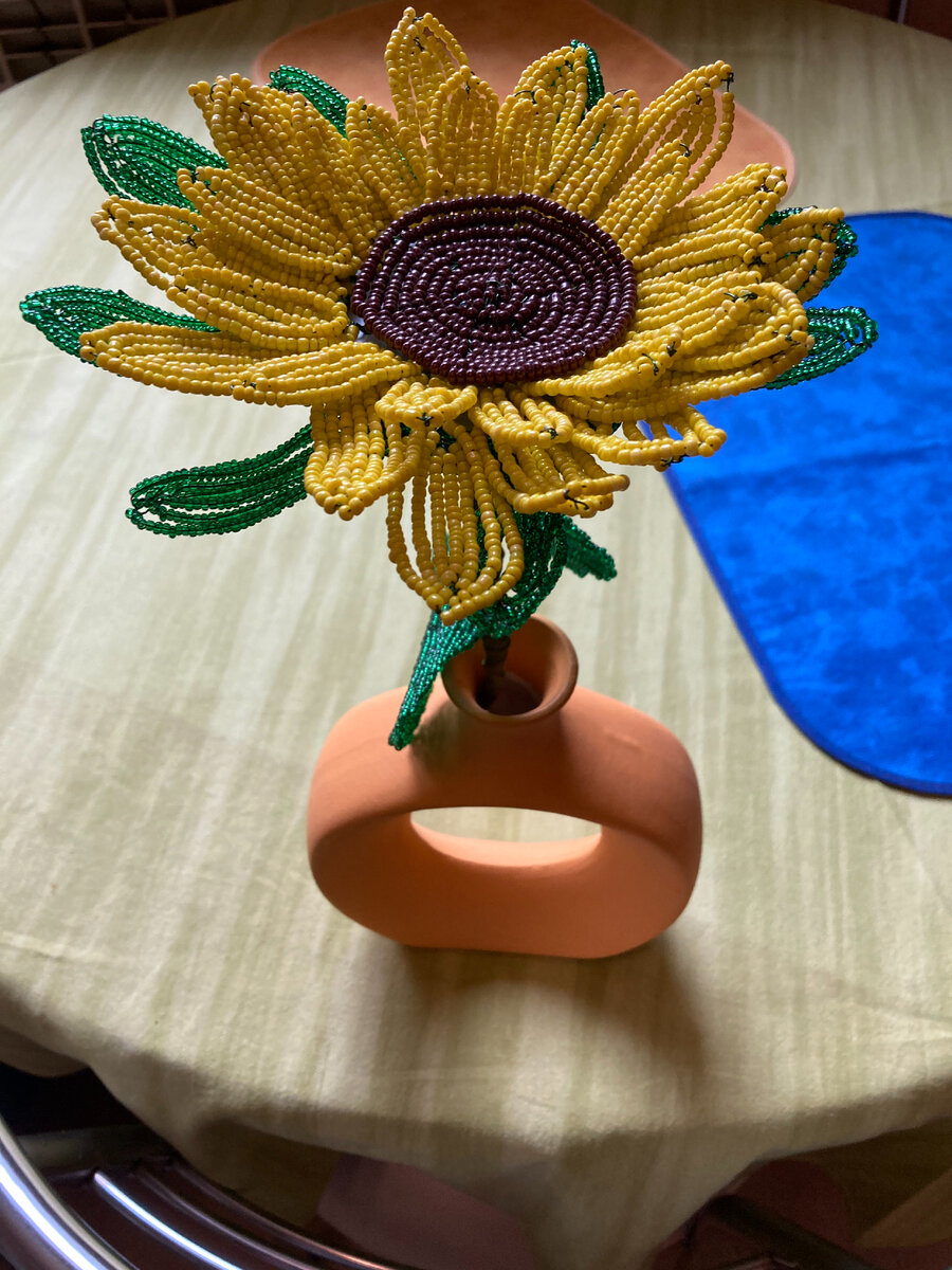 Пью утром чай, смотрю на подсолнушек и думаю... Вроде бы с глазами я, а то ли руки их жопоньки, то ли лени полная эта самая жопонька...