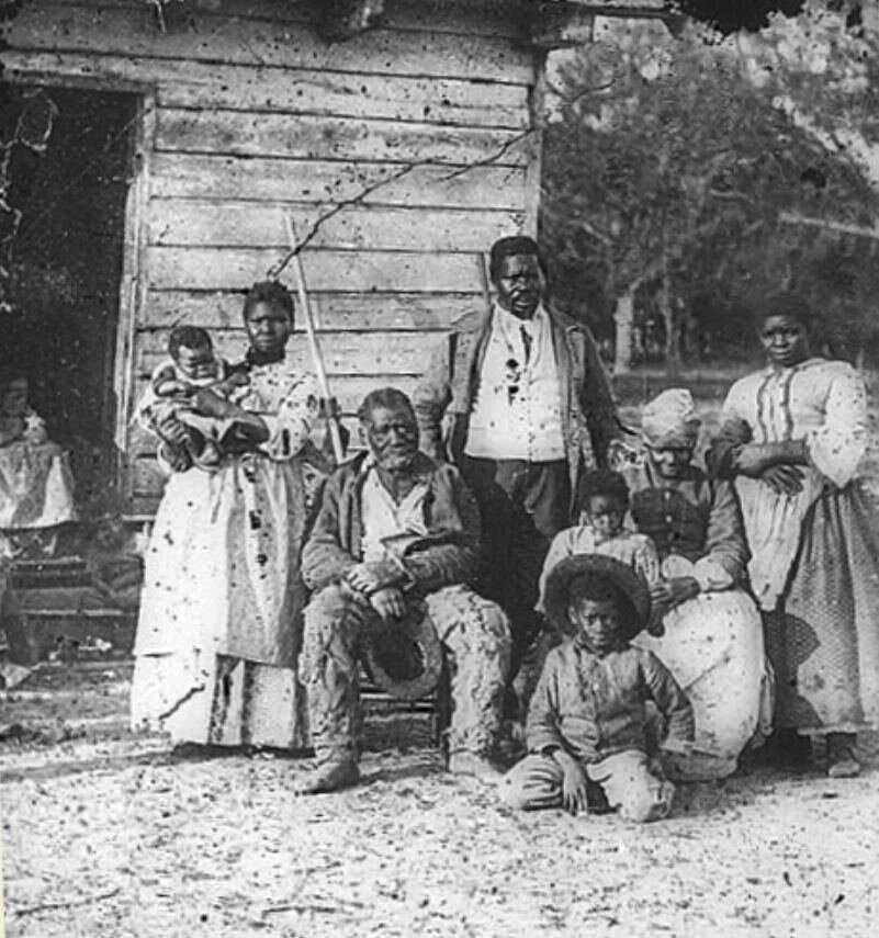 Беженцы времен Гражданской войны в США, три поколения рабов с плантации Смита, Бофорт, Южная Каролина, фотограф Тимоти Х. О'Салливан, 1862 г.

