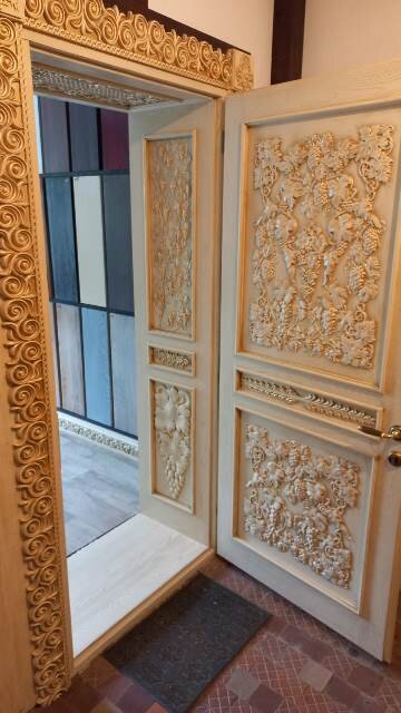 Наш дизайнер вдохновлялся окружающей природой и создал комнату с виноградной лозой на плинтусе и на дверях и на обрамлении проема. В данном случае вы можете выбрать любые сюжеты.
