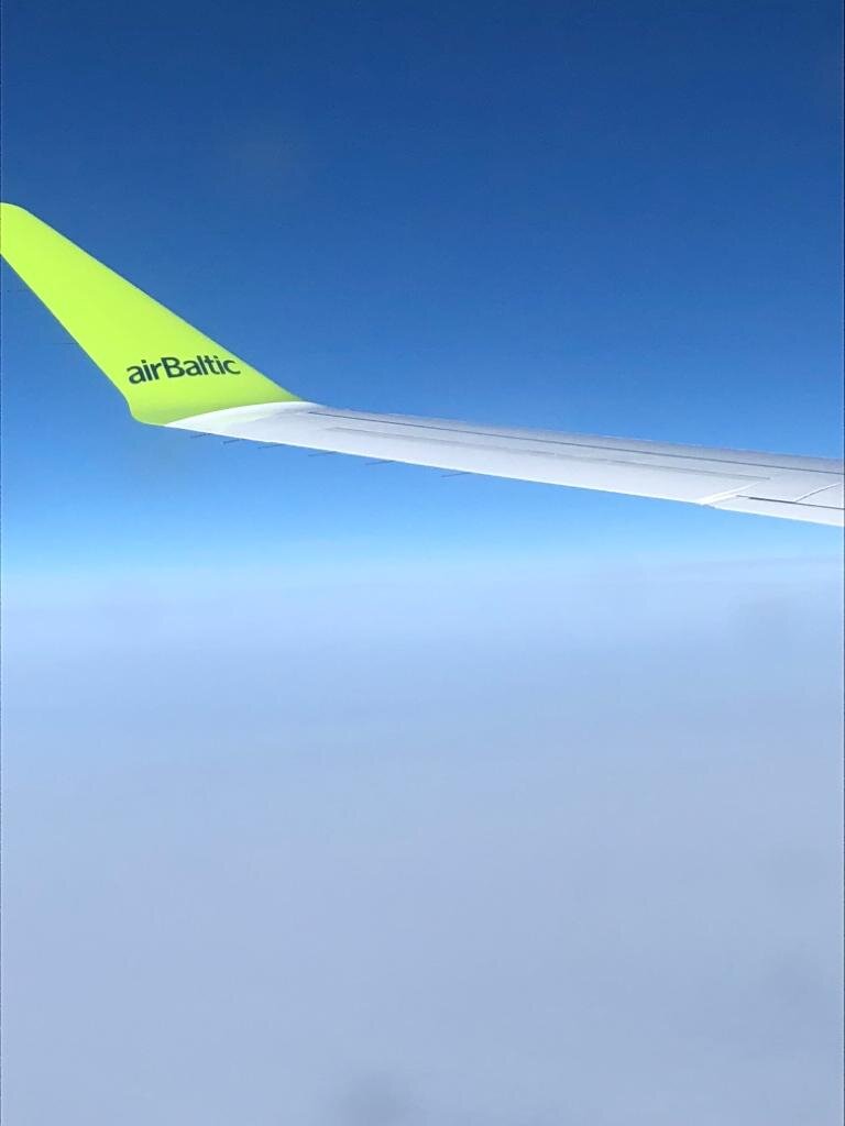 после досмотра в аэропорту мне говорят: "твой самолет на взлетке, иди пешком!"