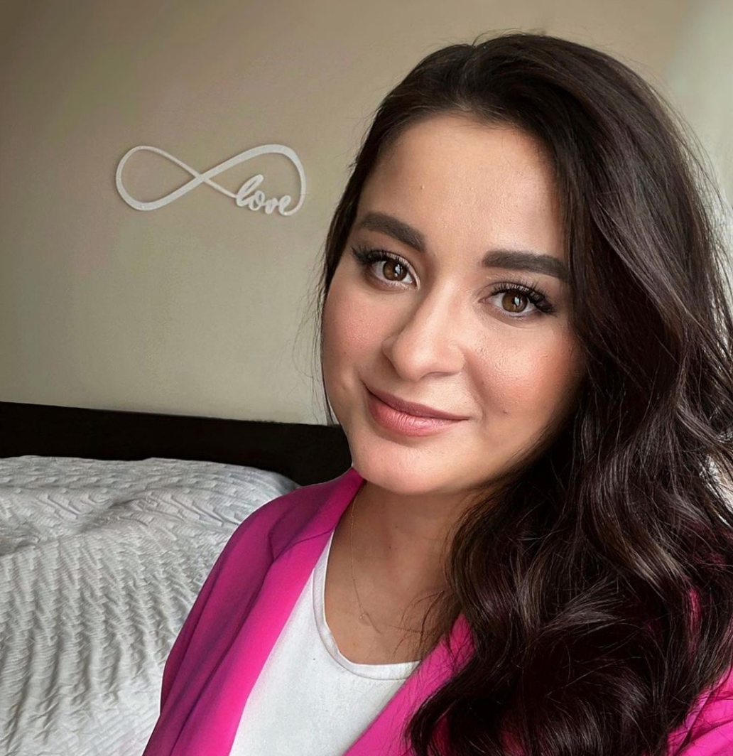 Меня зовут Вика, я — семейный психолог, телеведущая, автор книг «Это же ребенок» и «Это же любовь» и мама троих детей. Добро пожаловать на мой канал!