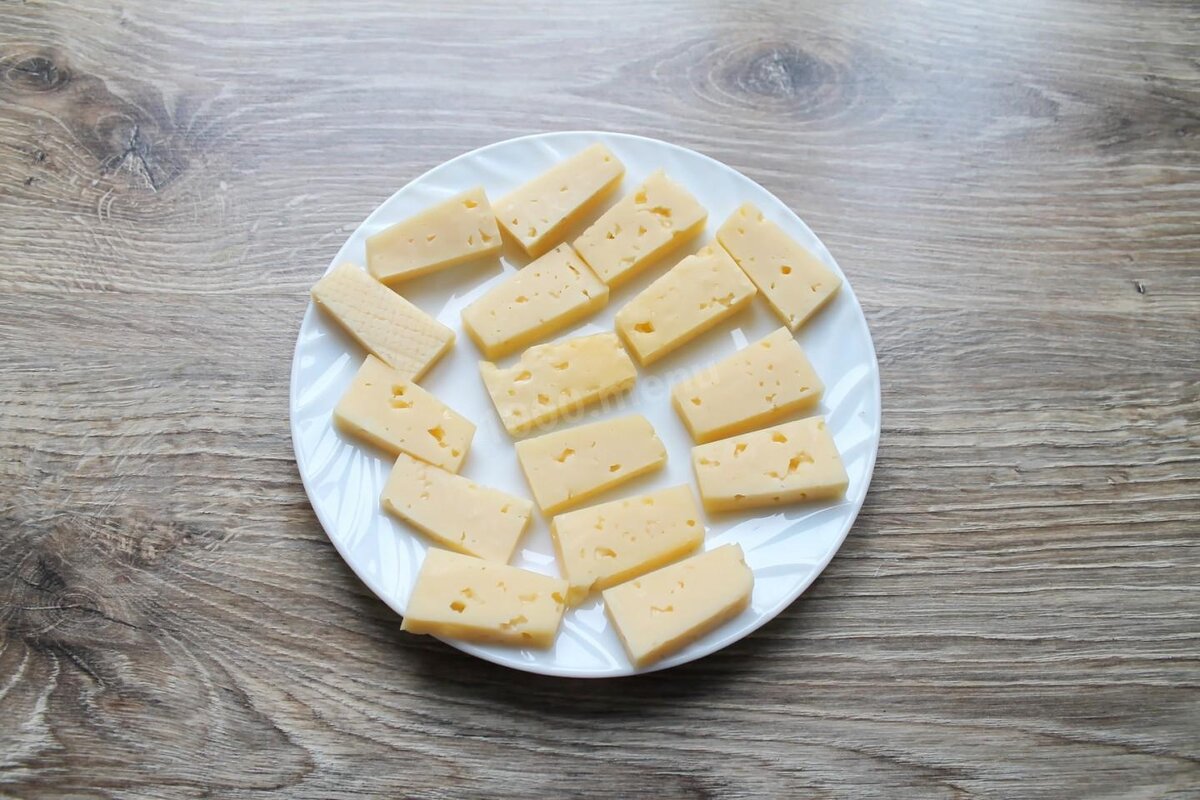 Сыр нарезан брусочками. Сырные квадратики. Нарезка сыра квадратами. Сыр поджаренный сверху.