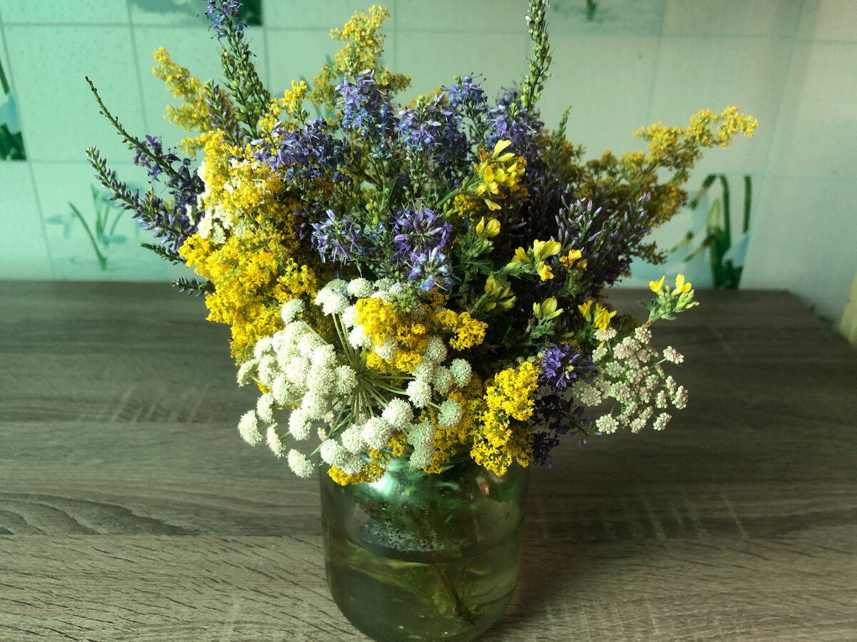 Вот такие полевые,простые и поставлены в простую баночку.