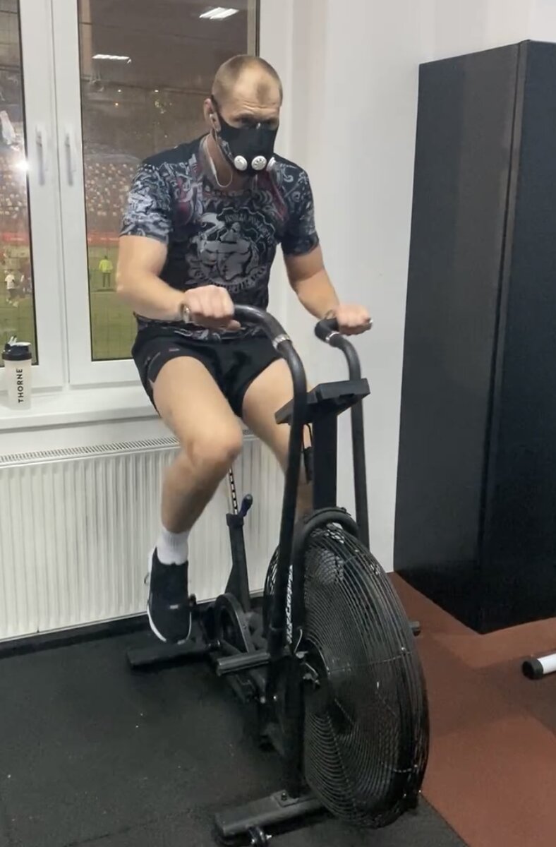 Боец ММА Александр Волков иногда делает аэробную работу в маске.