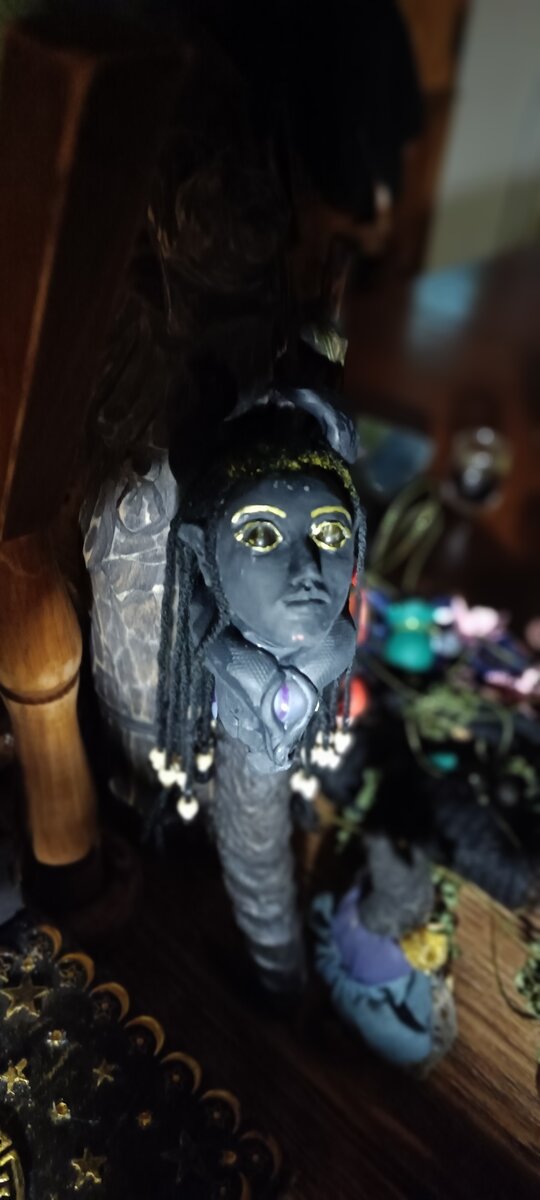 РАДОСТЬ, ГОРЕ И РАВНОВЕСИЕ

Как часто вам приходилось замечать, что после бурных эмоций наступают не самые приятные события как с точки зрения самочувствия, так и в делах?

Бурная радость имеет последствия а виде опустошения или потерь. Временами безграничная радость от какого-то достижения имеет продолжением синдром самозванца или потерю достигнутого. 

Сильный стресс с самобичеванием и чувством горькой драмы влечет за собой депрессию и невозможность действовать позитивно, закрывает глаза на возможности и вызывает серьезный дефицит в самооценке. Гнев и злоба влекут за собой болезни и иные потери.

Почему так происходит?

Любая эмоция - это энергия. Жизненная энергия человека. Как говорили наши Предки - это Жива. И самое важное научиться правильно ее накапливать, сохранять, распределять и восполнять. 

Что руководит этой великой Силой? Есть вещи во Вселенной, которые являются пока ещё таинством для пробуждающегося сознания человека. Но нам дан ключ, который открывает миллион дверей, если начать им пользоваться правильно - это МЫСЛЬ И СЛОВО. 

С них начинается все и ими же все строится. Словом строится общество, события и им же разрушается. Слово меняет самочувствие и судьбу человека. Слово спасает и открывает нам возможности. Мысль, которую мы называем ОЗАРЕНИЕМ даёт нам крылья и движение. 

Именно по этой причине важно научиться балансировать и достигать равновесия между всплесками эмоций. Так как любой сильный взрыв нашей нервной системы опустошает ее. Натренированное сознание, умение понимать связь мысли и энергии (будучи основным ресурсом "магии") даёт контроль над жизненной энергией. Именно для этого необходимо заниматься изучением слова, которым ты пользуешься. И затем выбирать те слова, которые несут вам силу, спокойствие и уверенность. Именно такие слова приводят в правильное движение силу жизни в вашем теле, сознании и делах. 

В закрытых группах ВК и Telegram начинаем разбирать отдельные эмоции и как с ними работать. Как направлять правильно их так, чтобы независимо от того, что ее вызвало, вы получали максимально добрый результат, или как минимум начали обходиться без потерь, сохраняя то, что вам дорого и важно. 

ЭСТЕР