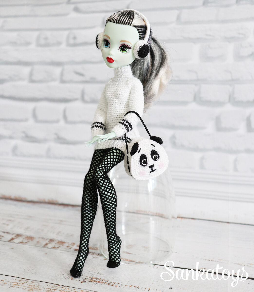 Френки (Monster High) в наряде пандочки 🐼⠀
Длинный приталенный свитер, даже скорее платье (застегивается сзади на пуговки-сердечки беленькие).