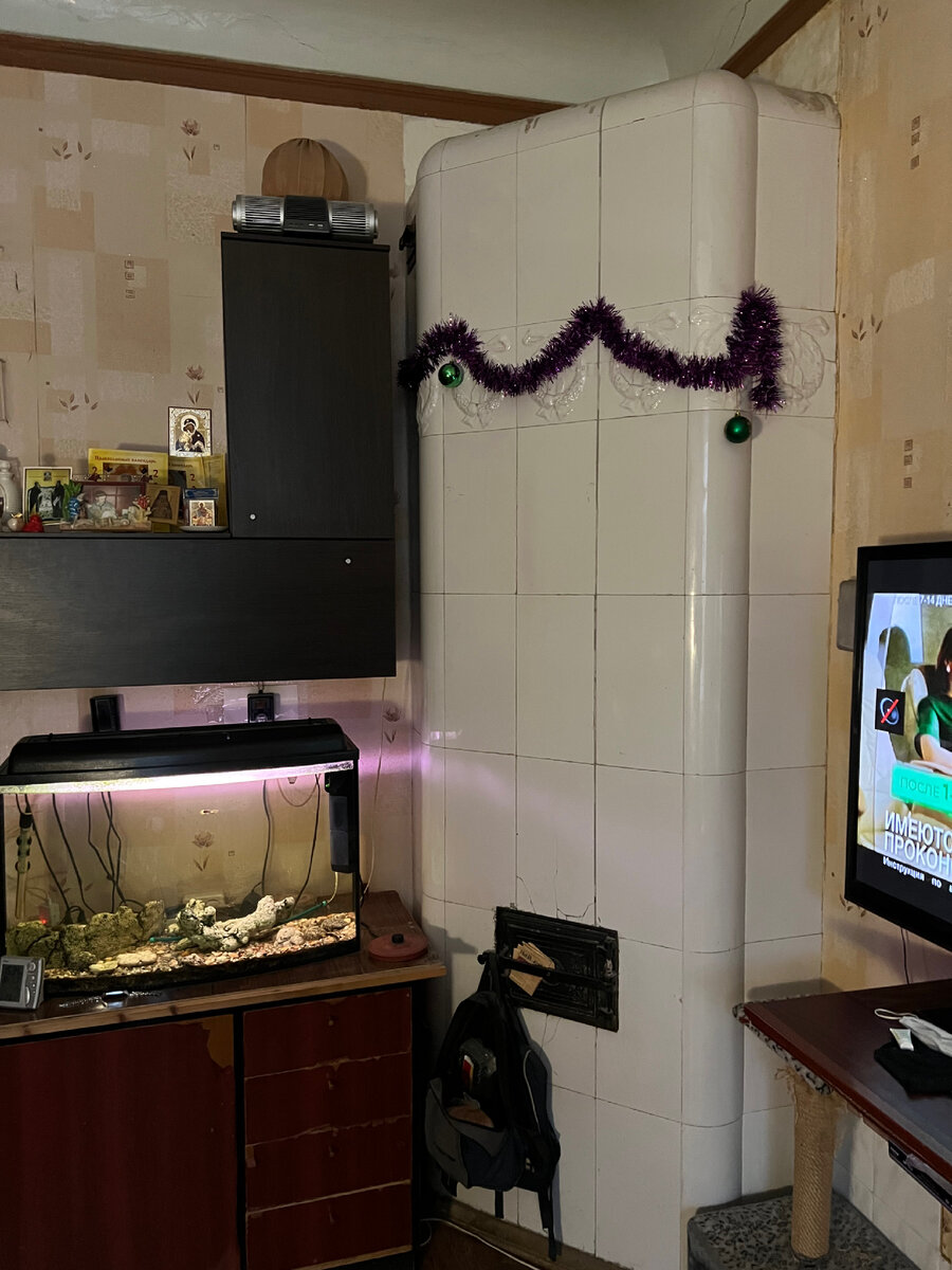 Скромная белая печь в уголке коммунальной комнаты нашей будущей квартиры.