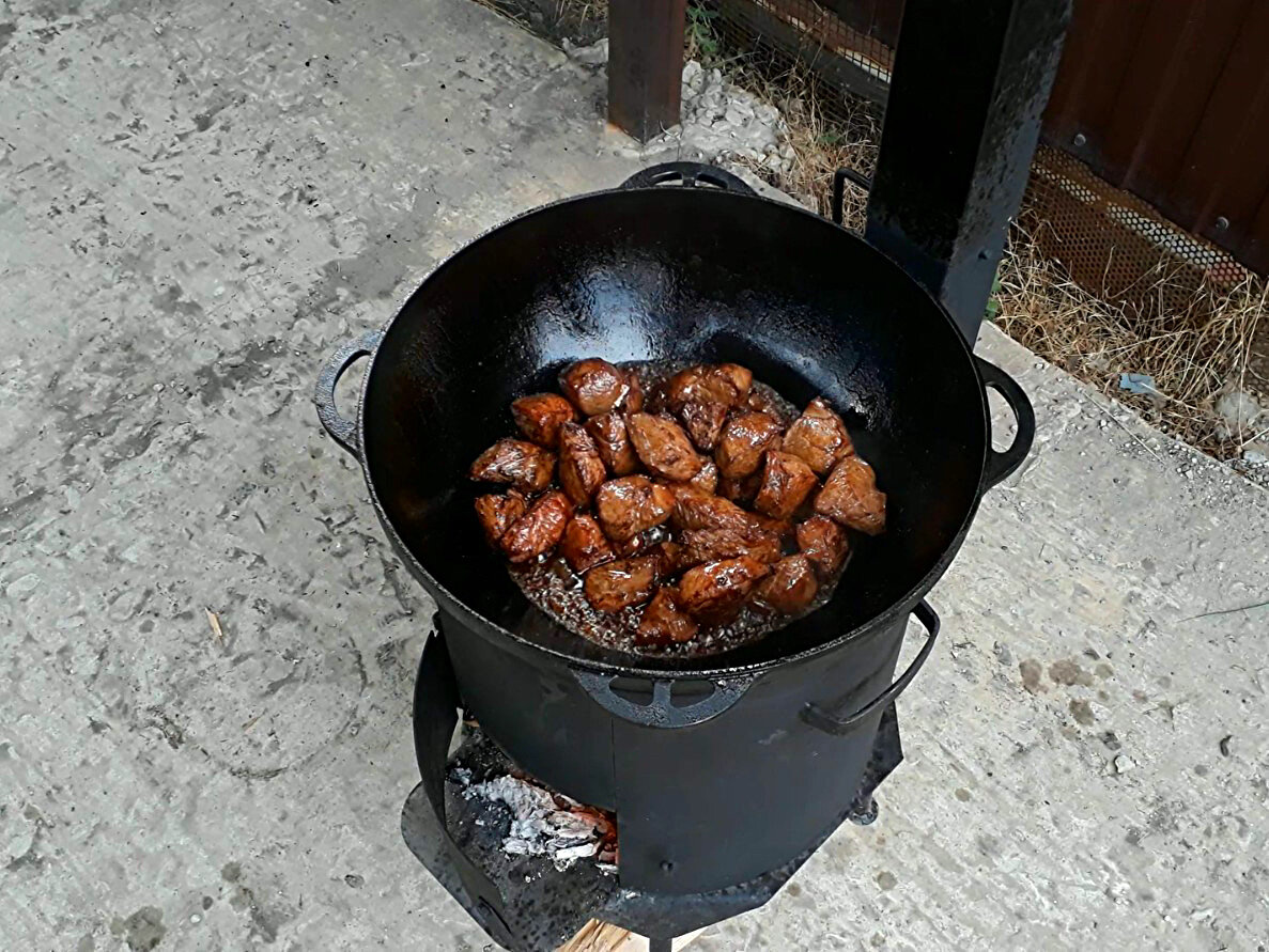 Это лучший способ накормить большую семью простым, но очень вкусным блюдом.  Узбекская думляма в казане на костре | Тарелка | Дзен