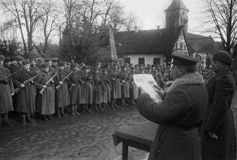 Подполковник П.Н. Шерстов зачитывает перед строем приказ в День Красной Армии