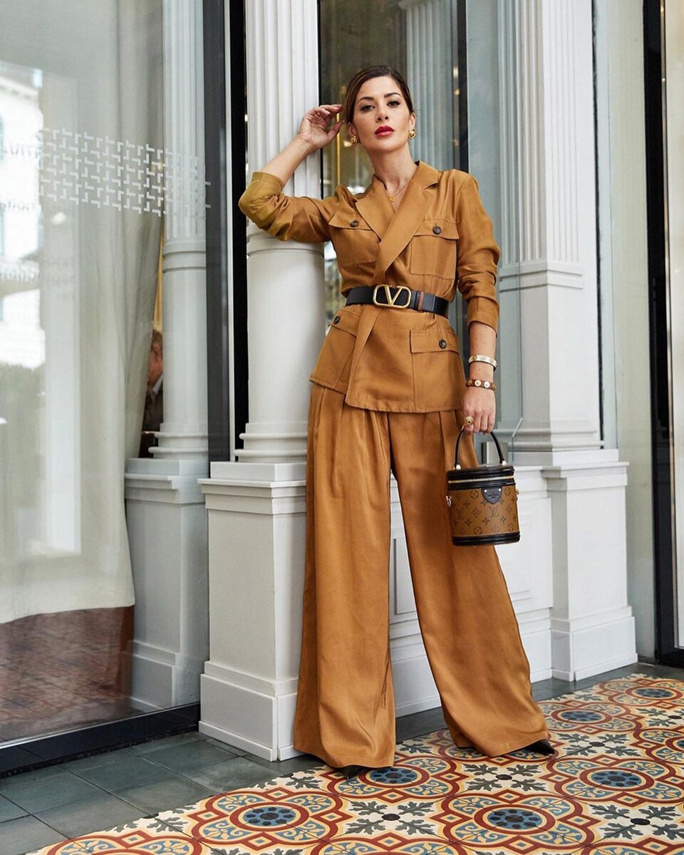 Модный блогер Фюсун Линднер в сафари. 2020. Источник privately.ru 