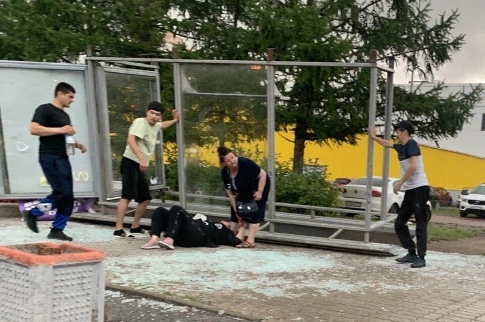     Упавшая на женщину остановка на проспекте Большевиков была установлена с нарушениями. Фото: СОЦСЕТИ