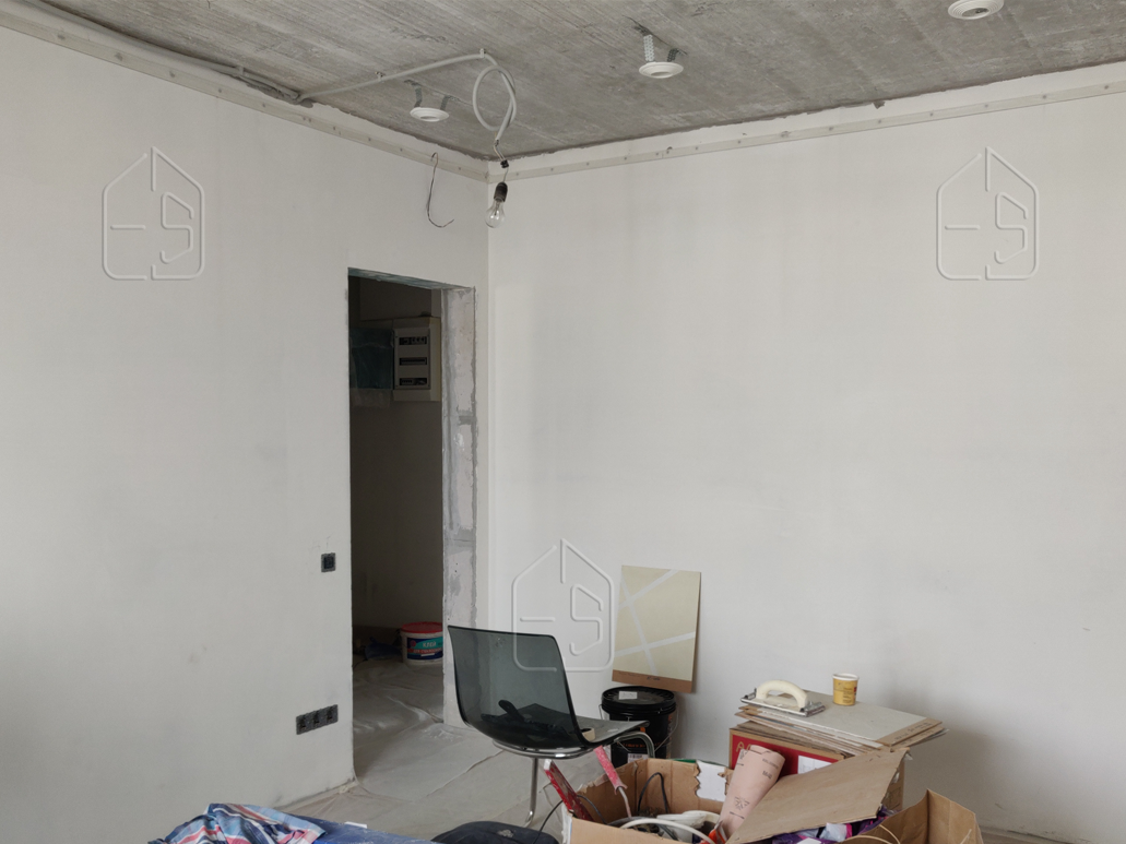 Стены до нанесения декоративной штукатурки. В комнате не установлен натяжной потолок.