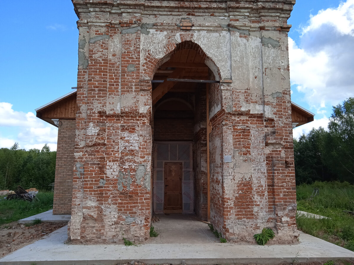 Под аркой колокольни находится вход в восстановленную часть храма. Фото автора.