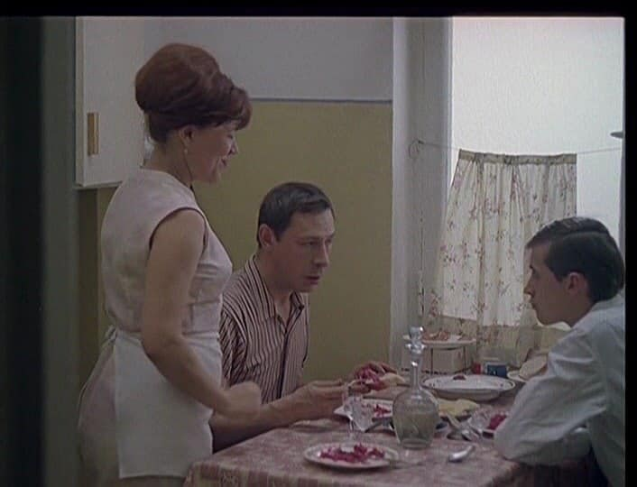  Люсьена Овчинникова очень боялась сниматься в этом фильме. И все из - за Олега Ефремова. Она робела перед ним, ведь он — Ефремов! Тот самый Ефремов, который основал "Современник"!-16