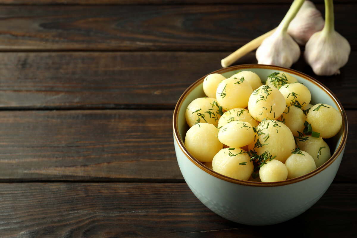 <a href="https://ru.freepik.com/free-photo/concept-of-tasty-food-with-boiled-young-potatoes-space-for-text_29219585.htm#query=potato&position=2&from_view=keyword">Изображение от atlascompany</a> на Freepik