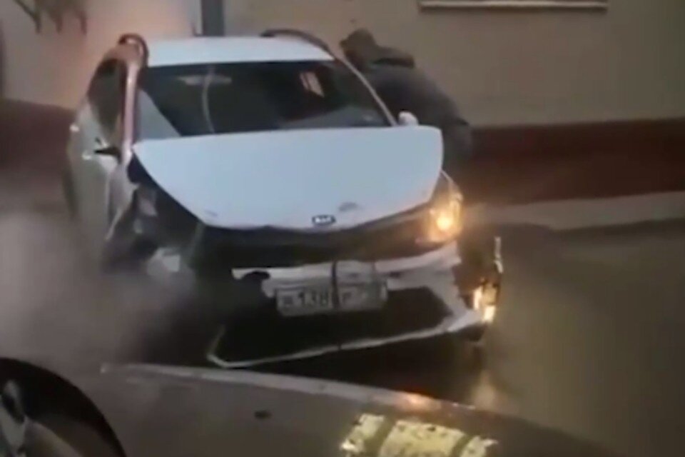     Автомобиль каршеринга, протаранивший несколько авто в Москве Фото: стоп-кадр