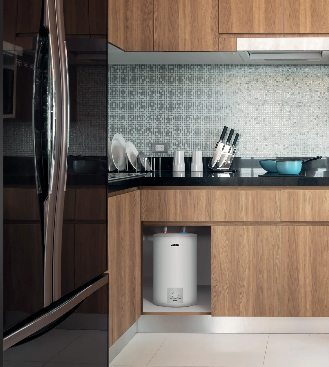 Электрический накопительный водонагреватель на кухне.