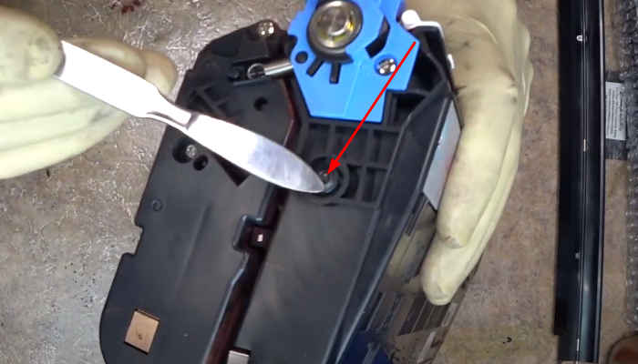 Фото 21. Стопорная шайба на оси фотобарабана