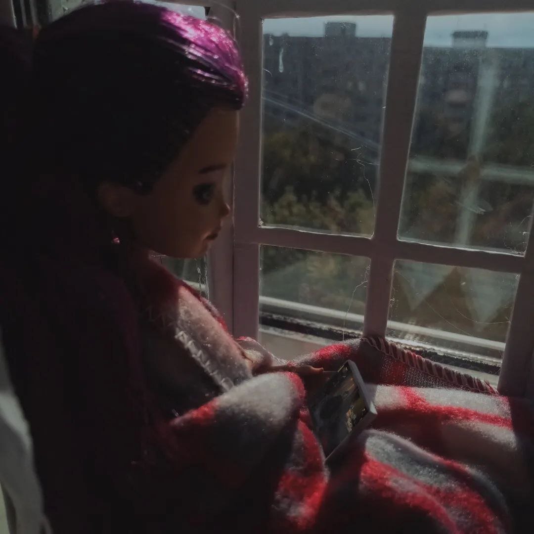 И хотя солнышко пару дней светило в окно моей комнаты, но плед и планшет с градусником, салфетками, лекарствами и огромной кружкой чая остаются моими друзьями. 