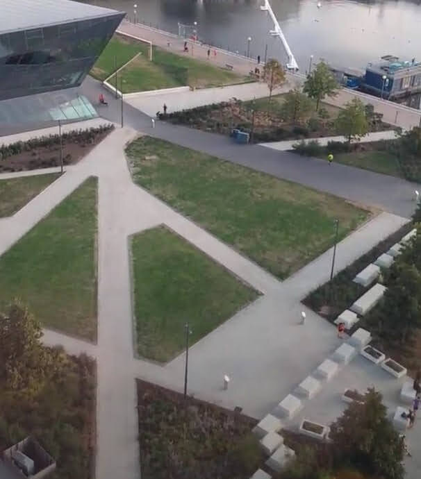 Это маленький парк, и теперь спросите меня - почему я в воздухе? Фото из личного архива