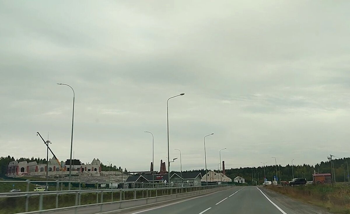 На фото слева, это строится гостиница в парке.