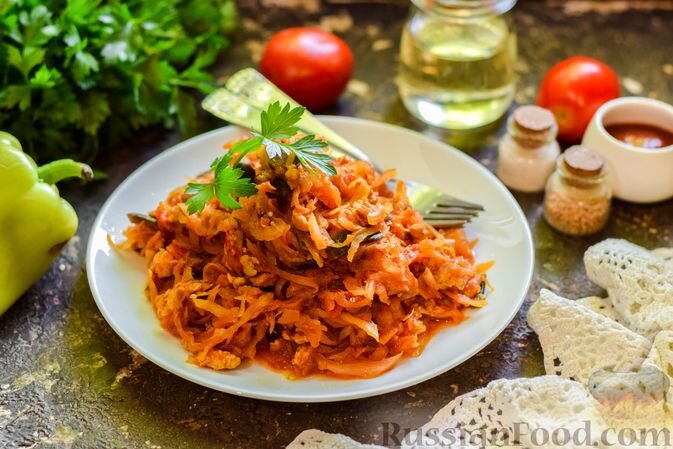 капуста белокочанная, фарш мясной, баклажан, помидоры, морковь, лук репчатый, чеснок, томат-паста, вода, соль, перец чёрный молотый, масло растительное