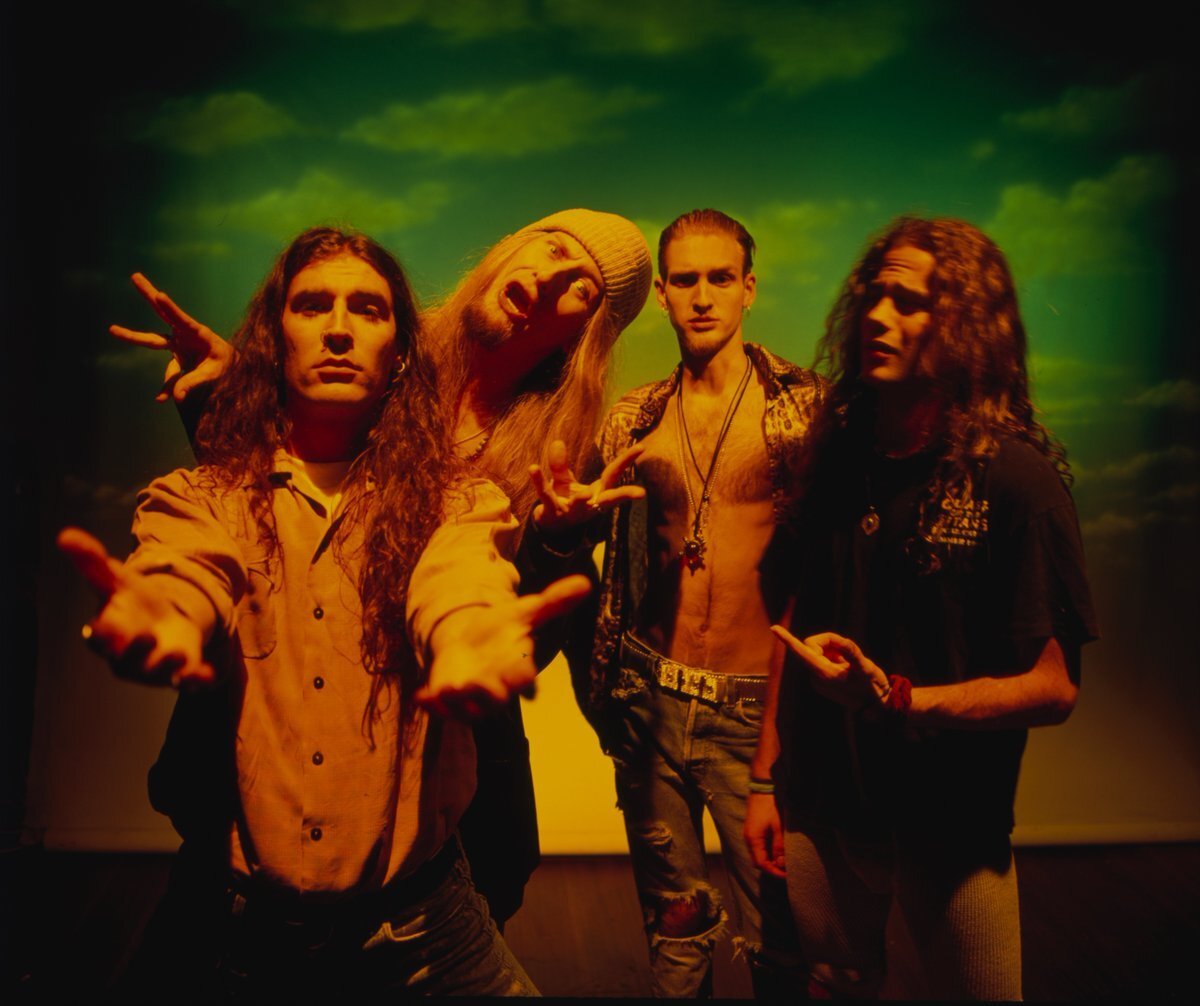 29 сентября исполнилось 30 лет со дня выхода альбома Dirt группы Alice in Chains. Эта работа стала самой тяжелой и мрачной в их дискографии на тот момент.